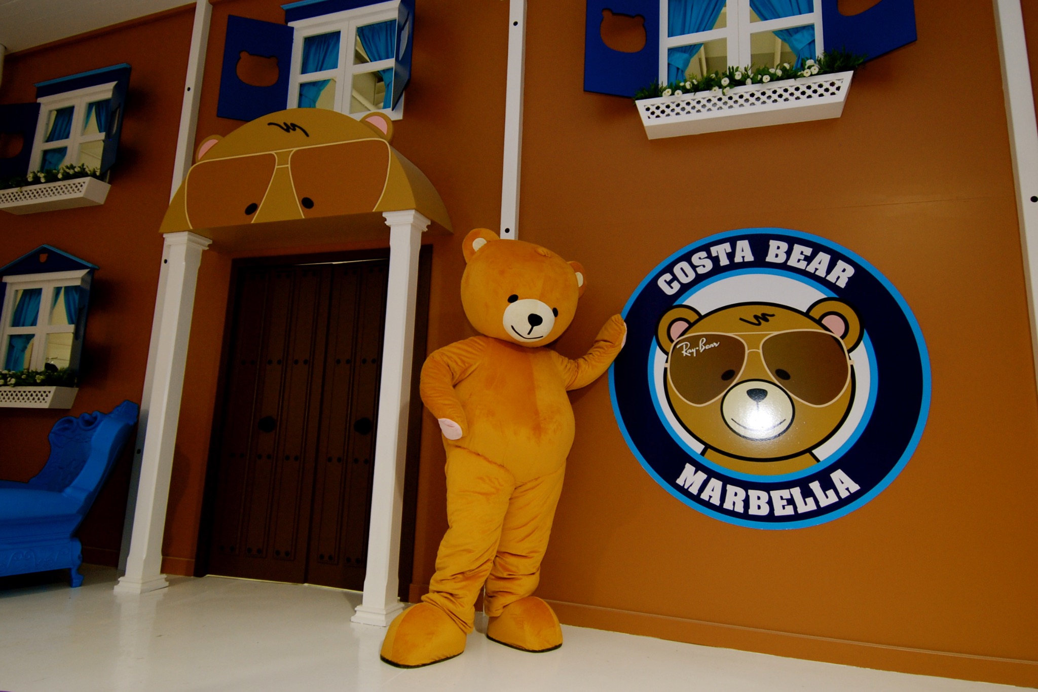 Costa Bear Marbella entree met berenmascotte en blauwe luiken